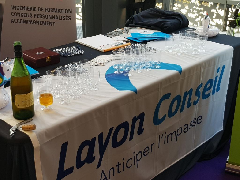 La dégustation du Coteaux du Layon se prépare sur le stand de Layon Conseil à l'Assemblée Générale de l'Ordre des Experts-Comptables Pays de Loire 2019